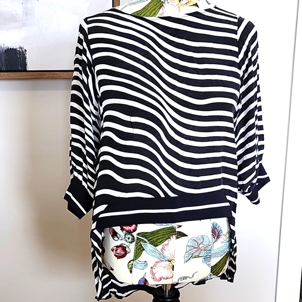 Top, black and white stripes, flowy, small